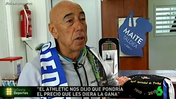 Un aficionado de la Real Sociedad protesta contra el Athletico