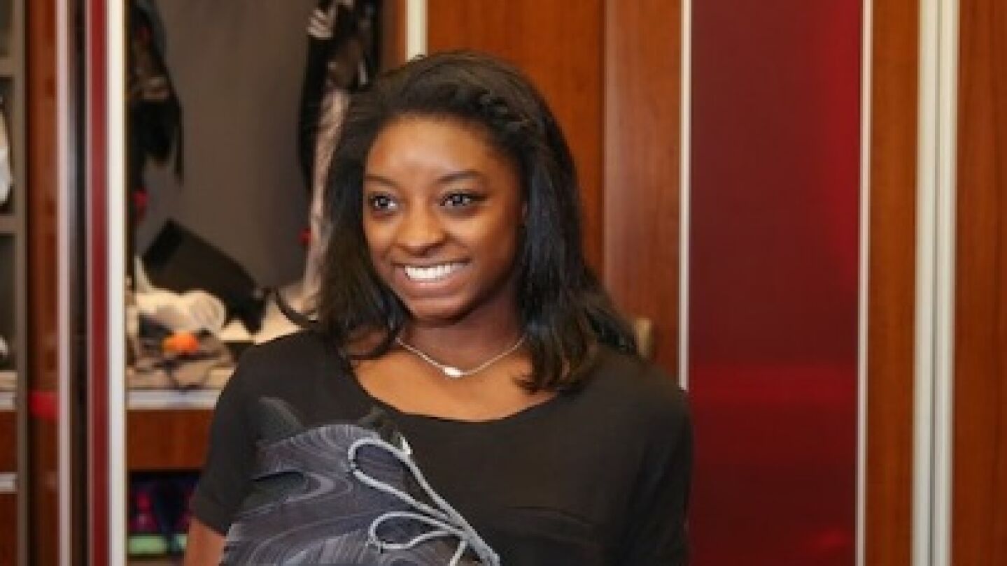 Simone Biles posa con la zapatilla de Robin L&oacute;pez