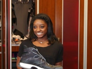 Simone Biles posa con la zapatilla de Robin López Simone Biles posa con la zapatilla de Robin López