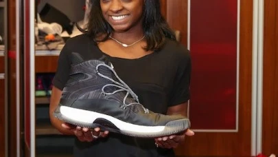 Simone Biles posa con la zapatilla de Robin López