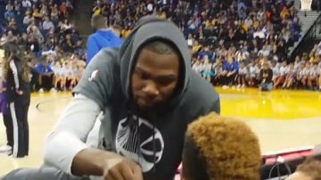 Kevin Durant coge nachos a un niño en el Oracle Arena