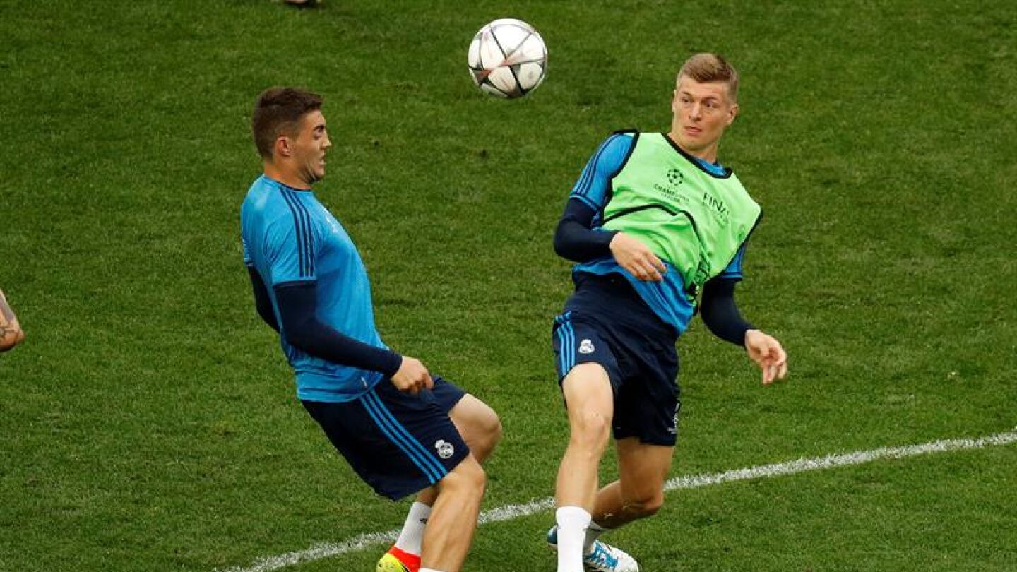 Toni Kroos lucha por un bal&oacute;n con Kovacic.