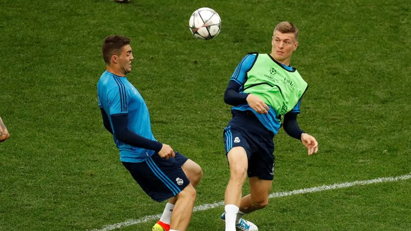 Toni Kroos lucha por un balón con Kovacic. Toni Kroos lucha por un balón con Kovacic.
