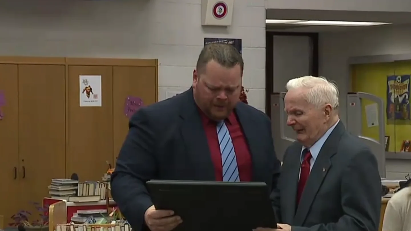 George Fricovsky y su nieto David Walsh se emocionan en el momento de la entrega del diploma George Fricovsky y su nieto David Walsh se emocionan en el momento de la entrega del diploma