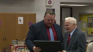 George Fricovsky y su nieto David Walsh se emocionan en el momento de la entrega del diploma