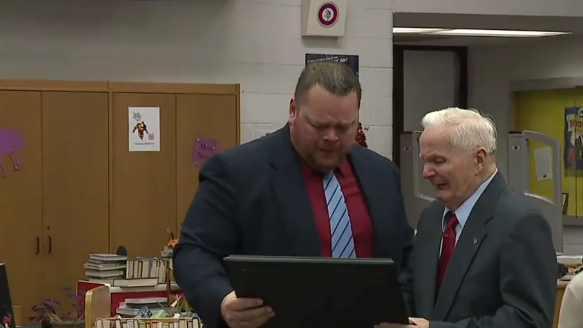 George Fricovsky y su nieto David Walsh se emocionan en el momento de la entrega del diploma