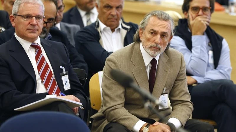 Francisco Correa (d), presunto cabecilla de la trama Gürtel, durante el juicio