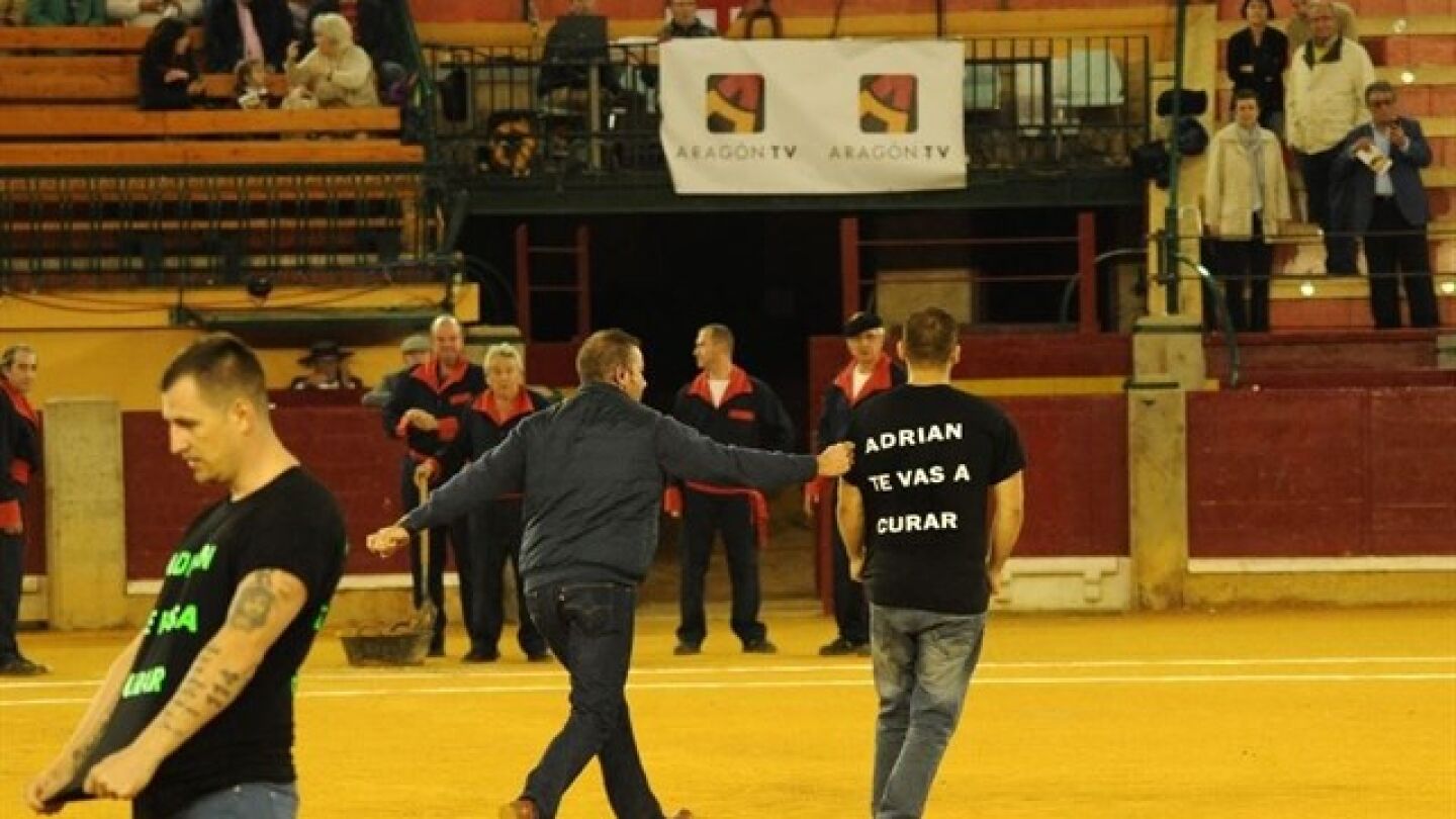 Los activistas en la plaza de toros de Zaragoza apoyando a Adri&aacute;n