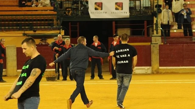 Los activistas en la plaza de toros de Zaragoza apoyando a Adrián