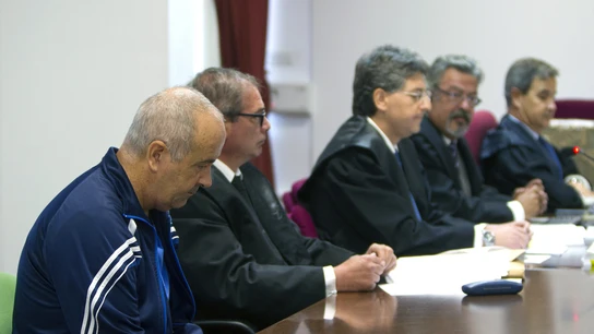 Juan Márquez Fabero (i), acusado de matar a puñaladas a sus dos hijos mientras dormían en su casa de la localidad gaditana de Ubrique Juan Márquez Fabero (i), acusado de matar a puñaladas a sus dos hijos mientras dormían en su casa de la localidad gaditana de Ubrique
