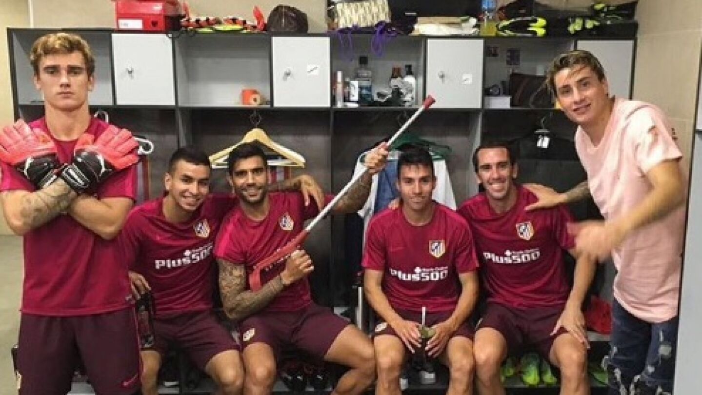 El vestuario del Atl&eacute;tico celebra la vuelta de Augusto a los entrenamientos 