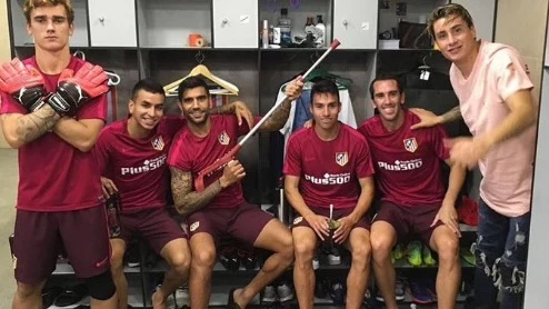 El vestuario del Atl&eacute;tico celebra la vuelta de Augusto a los entrenamientos 
