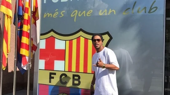 Ronaldinho, a su llegada a las oficinas del club Ronaldinho, a su llegada a las oficinas del club