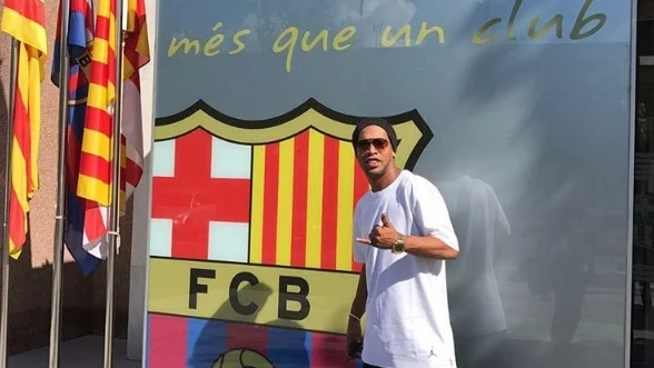 Ronaldinho, a su llegada a las oficinas del club