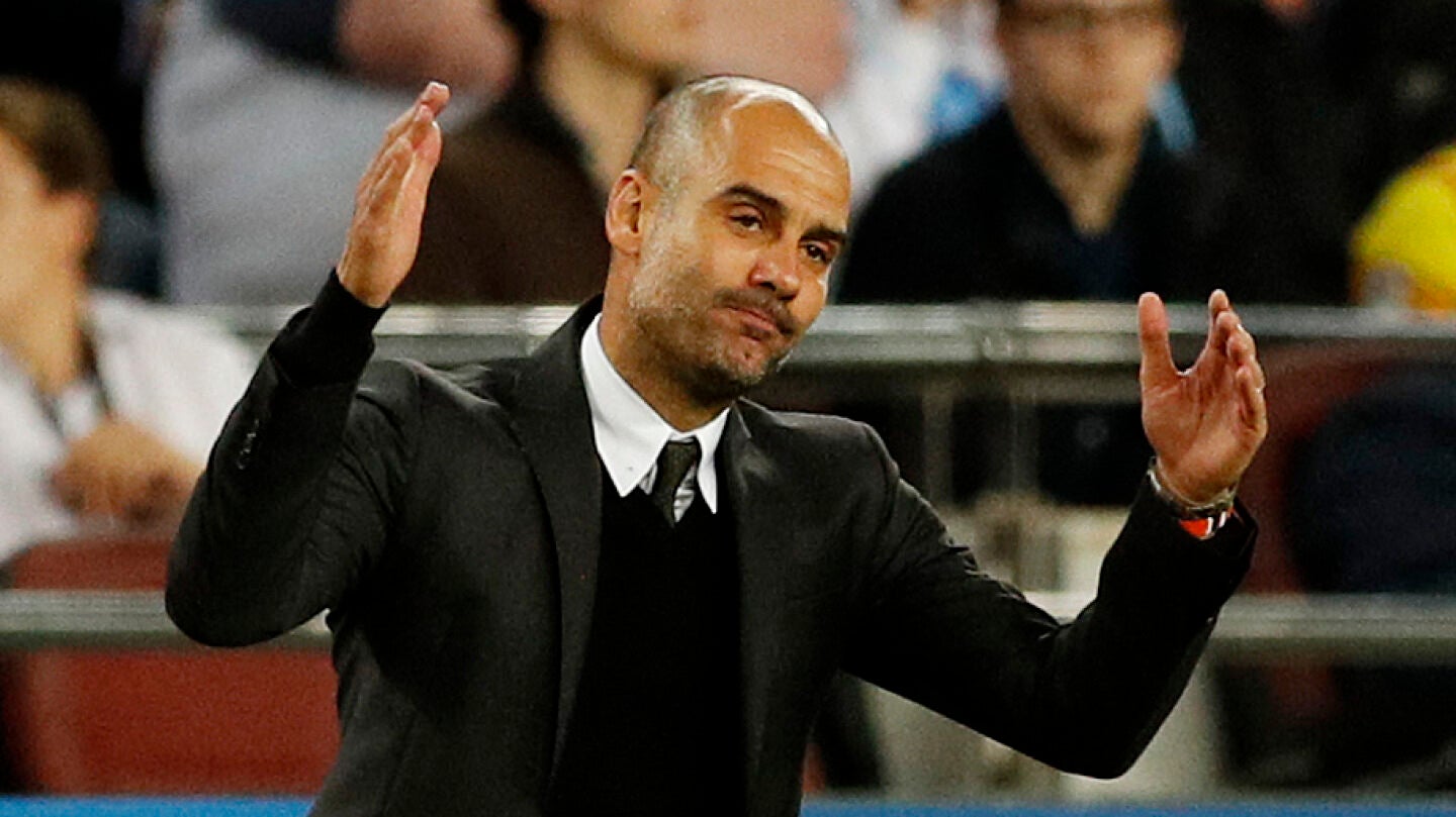 Guardiola, cariacontecido en la banda del Camp Nou