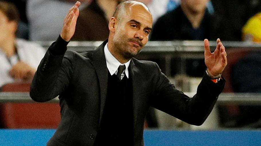 Guardiola, cariacontecido en la banda del Camp Nou Guardiola, cariacontecido en la banda del Camp Nou