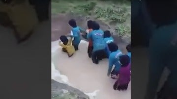 Las niñas intentando cruzar una charca con dos pitones dentro