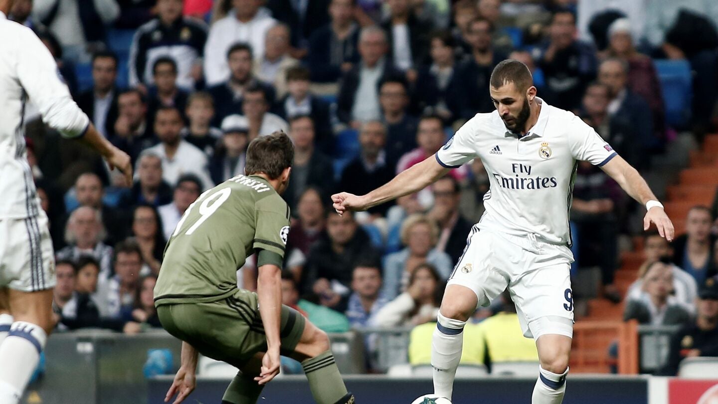 Karim Benzema ante el Legia de Varsovia