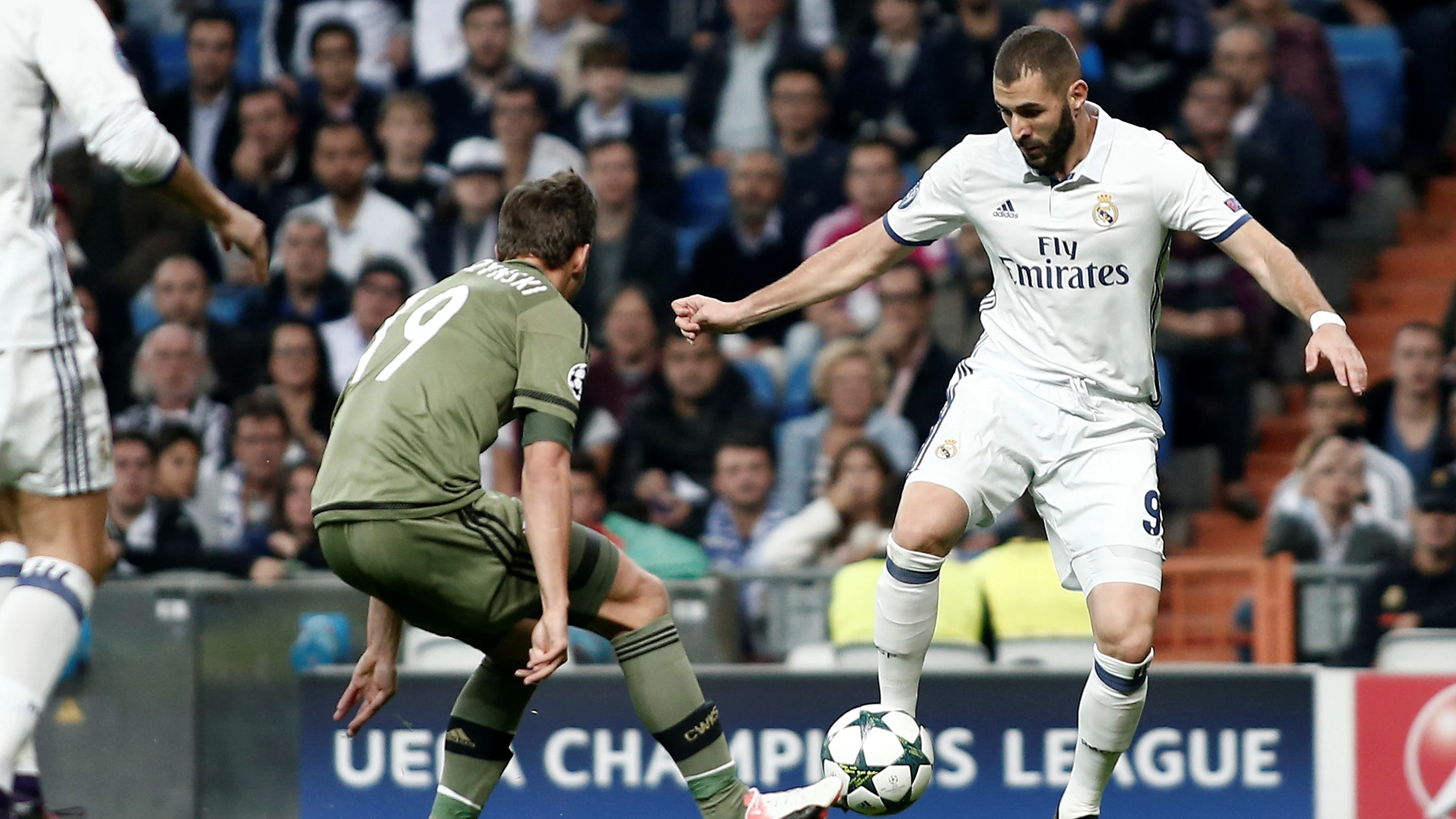 Karim Benzema ante el Legia de Varsovia