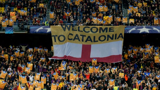 La pancarta 'Welcome to Catalonia' que se despleg&oacute; antes del partido