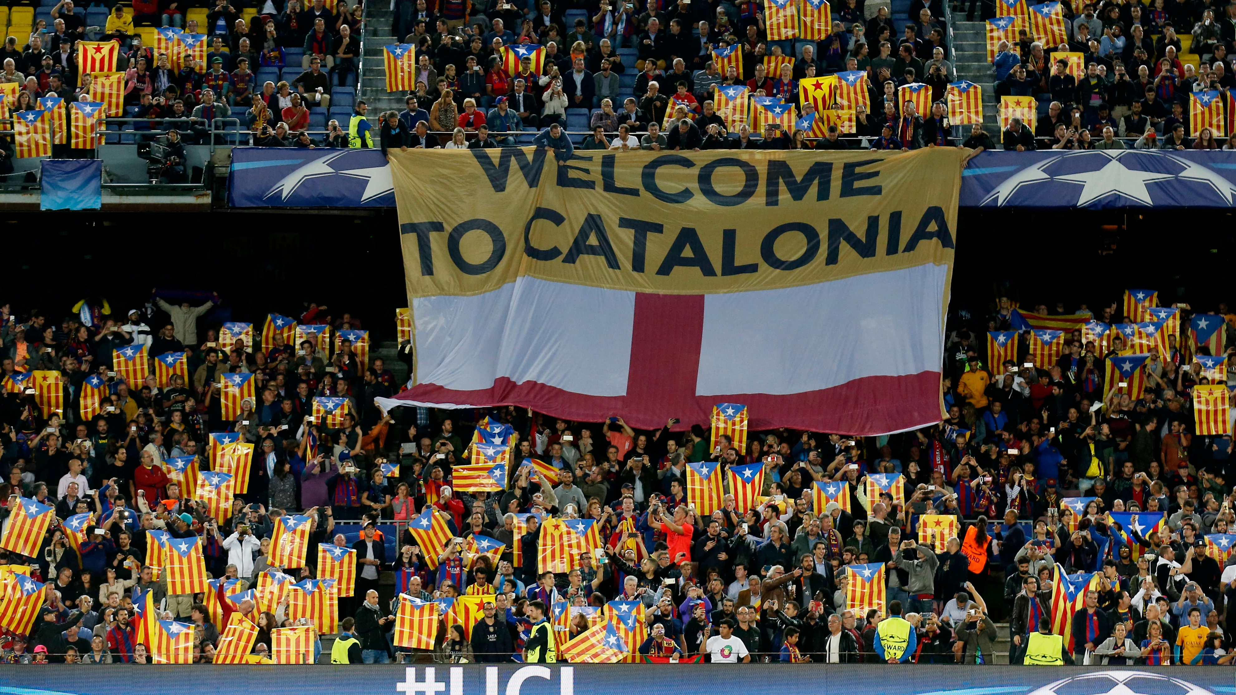 La pancarta 'Welcome to Catalonia' que se desplegó antes del partido