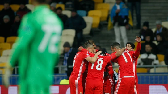 Los jugadores del Benfica celebran el gol de Cervi Los jugadores del Benfica celebran el gol de Cervi