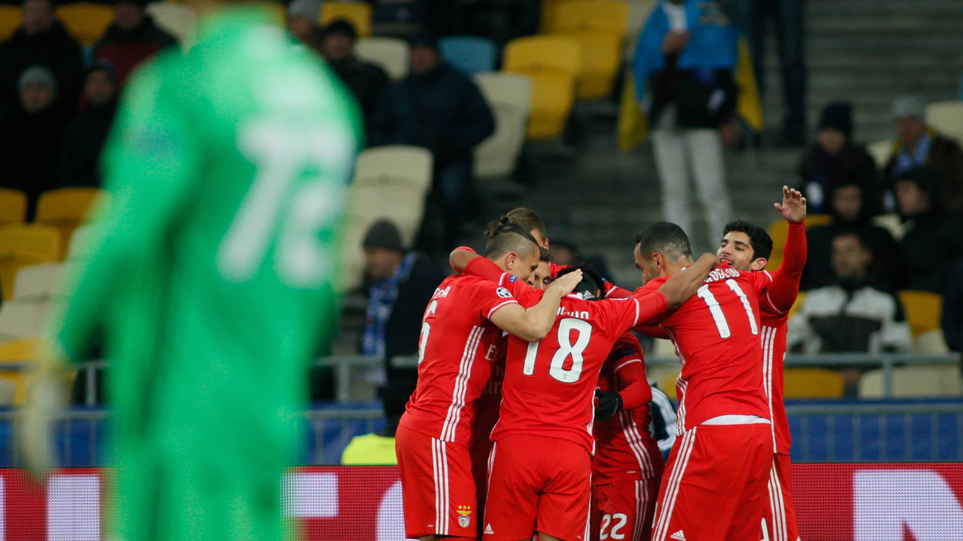 Los jugadores del Benfica celebran el gol de Cervi