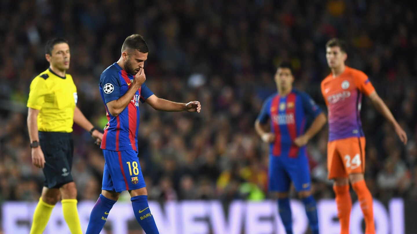 Jordi Alba abandona el campo con un gesto serio