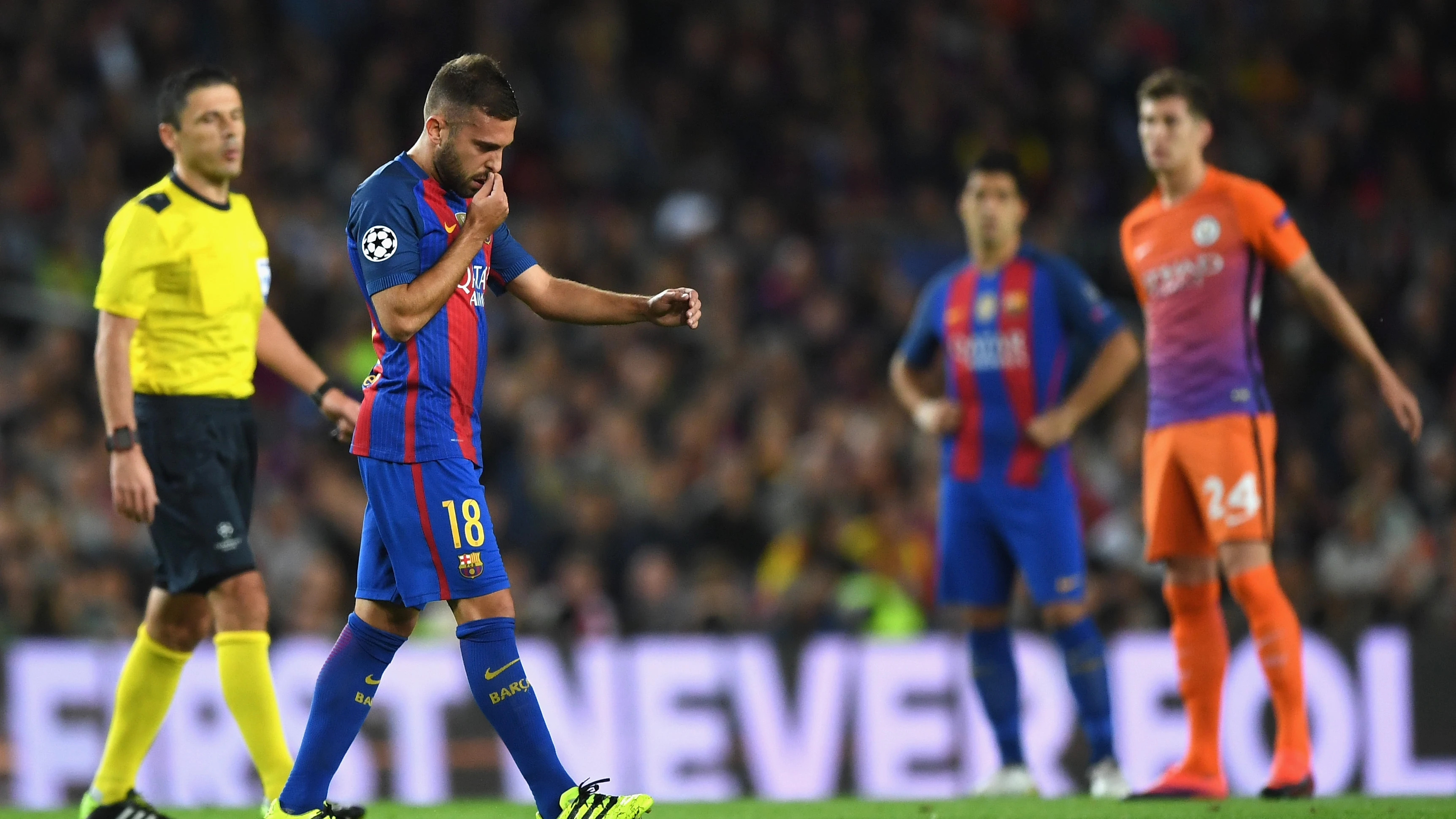 Jordi Alba abandona el campo con un gesto serio