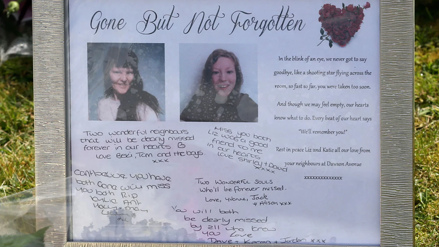 Textos en recuerdo de la madre y la hija asesinadas en el pueblo de Spalding, Inglaterra Textos en recuerdo de la madre y la hija asesinadas en el pueblo de Spalding, Inglaterra