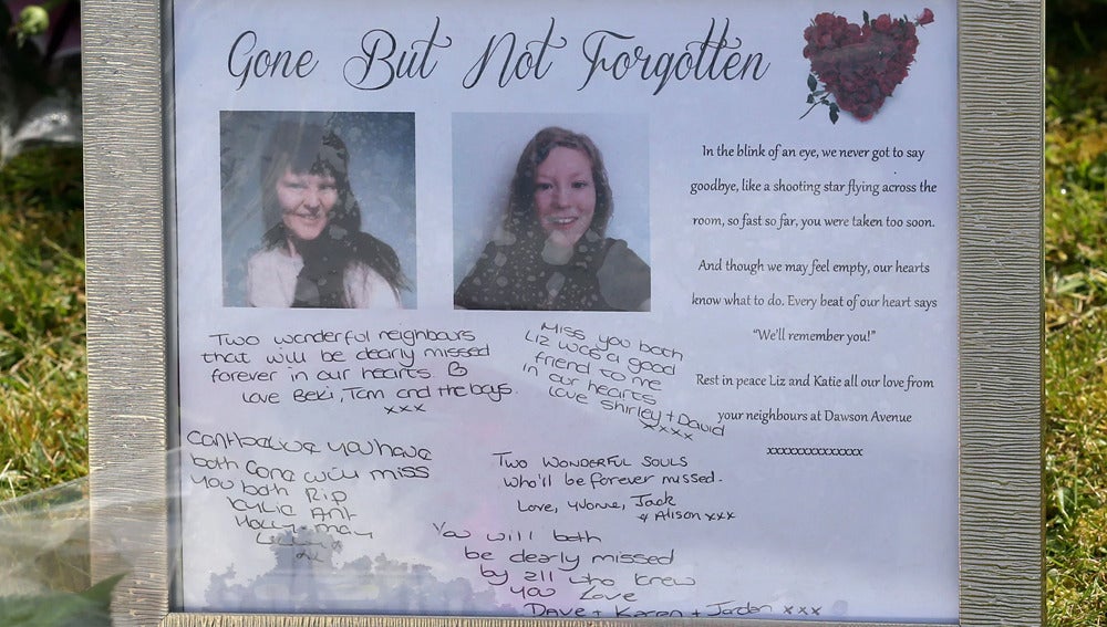 Textos en recuerdo de la madre y la hija asesinadas en el pueblo de Spalding, Inglaterra