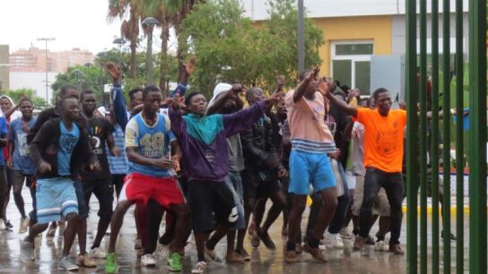 Foto de archivo de unos inmigrantes en el CIE de Aluche