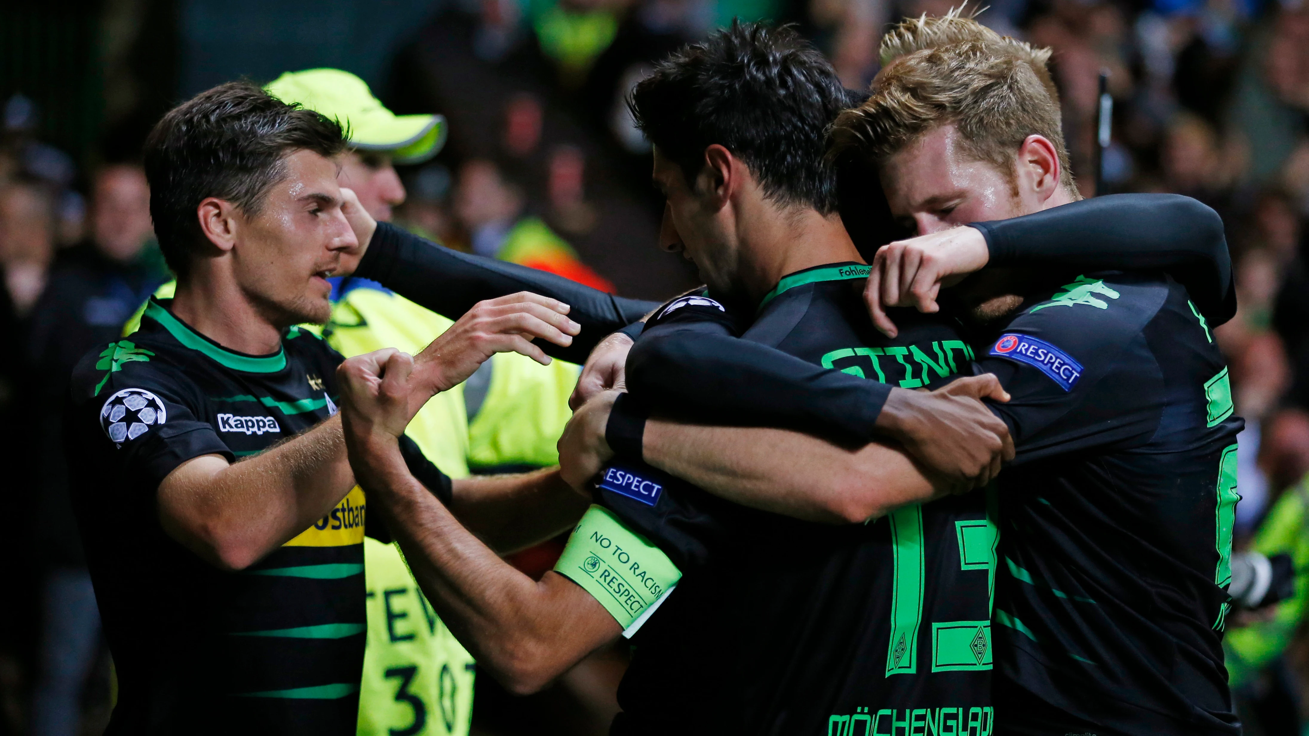 Stindl celebra su gol contra el Celtic junto a sus compa&ntilde;eros