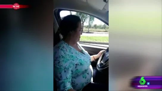 Una mujer en su primera clase de conducir Una mujer en su primera clase de conducir