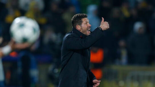 Simeone da indicaciones a sus jugadores durante el partido contra el Rostov