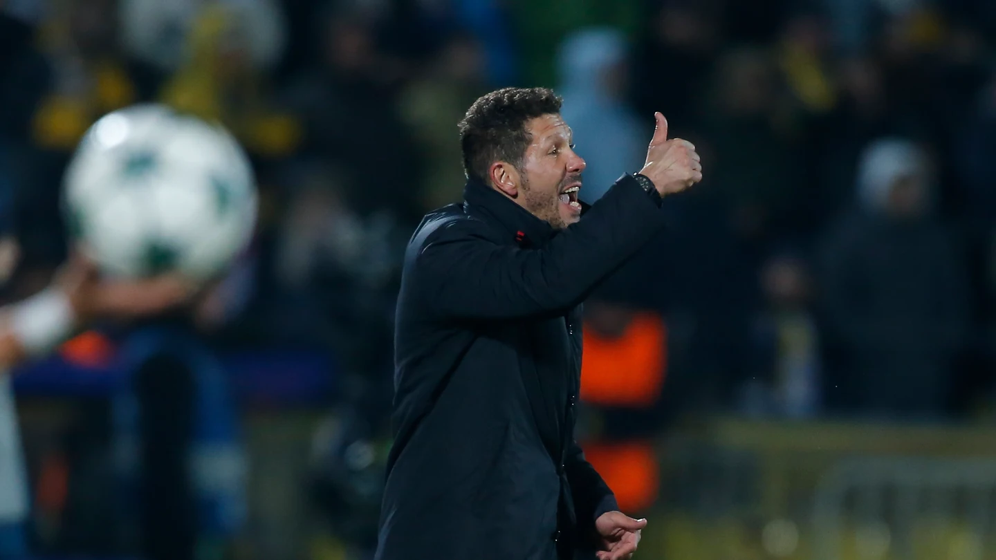 Simeone da indicaciones a sus jugadores durante el partido contra el Rostov Simeone da indicaciones a sus jugadores durante el partido contra el Rostov