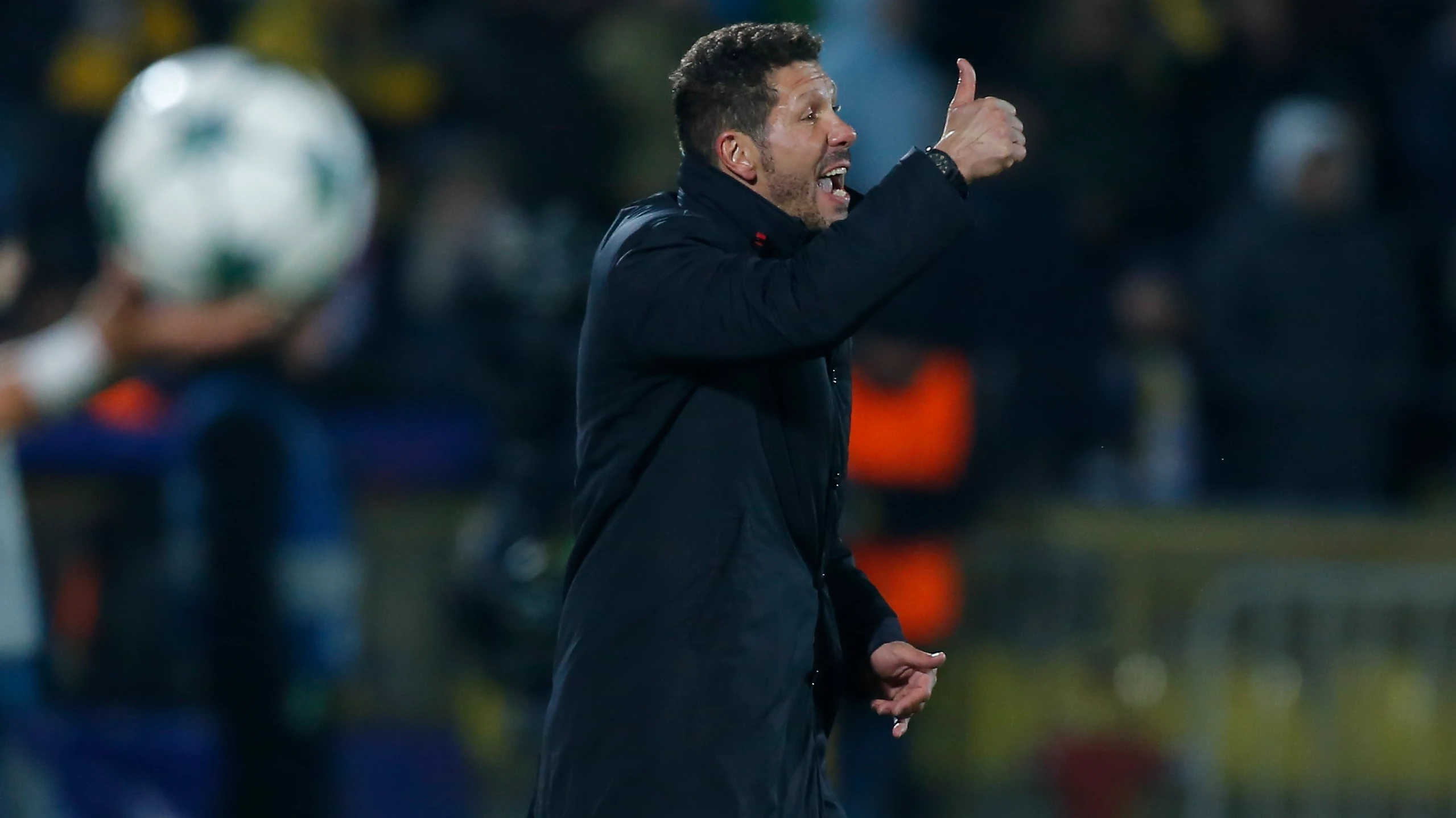 Simeone da indicaciones a sus jugadores durante el partido contra el Rostov Simeone da indicaciones a sus jugadores durante el partido contra el Rostov