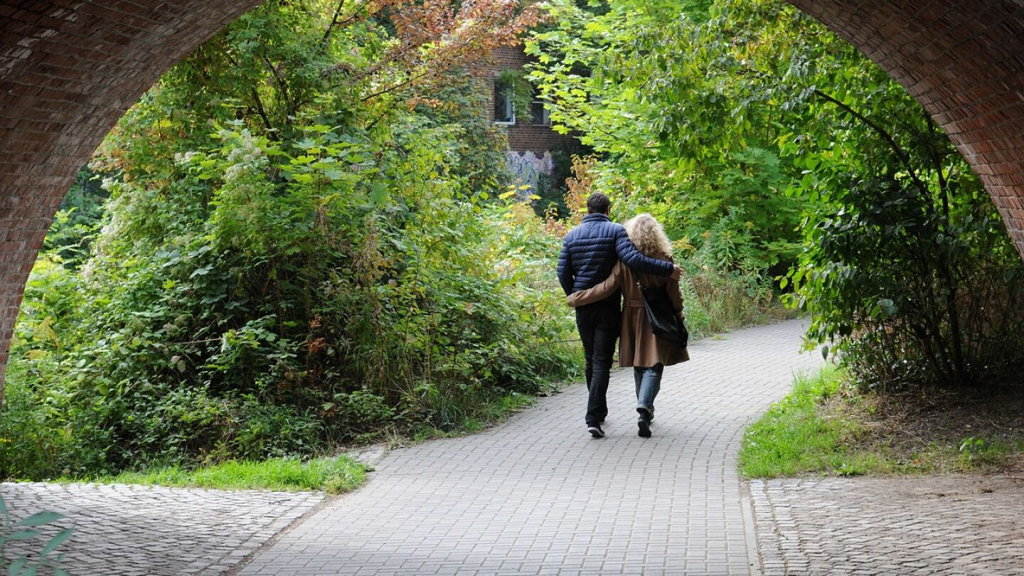 Pareja paseando