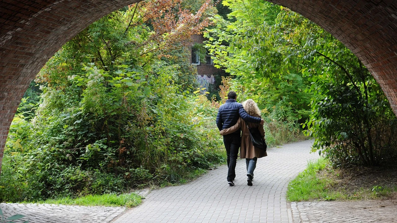 Pareja paseando