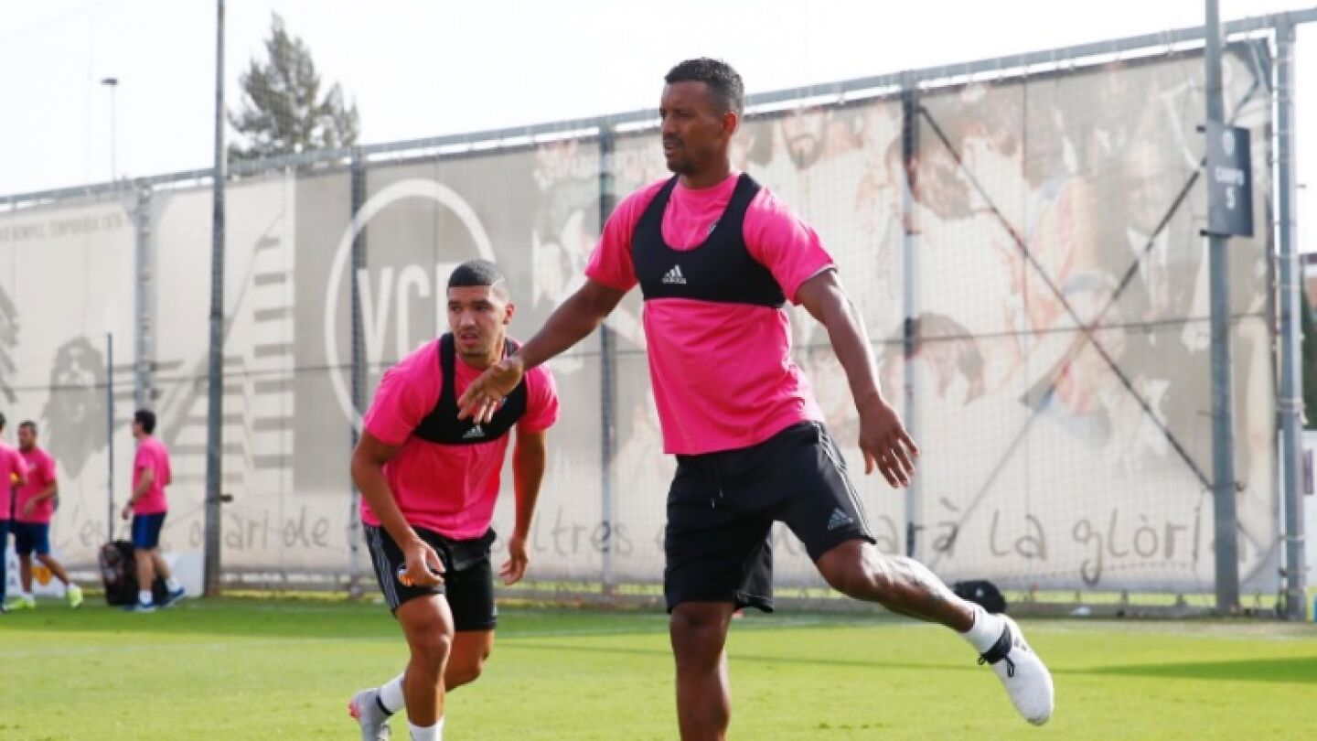 Nani se ejercita en Paterna con una camiseta de color rosa
