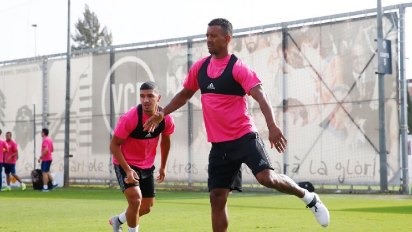 Nani se ejercita en Paterna con una camiseta de color rosa