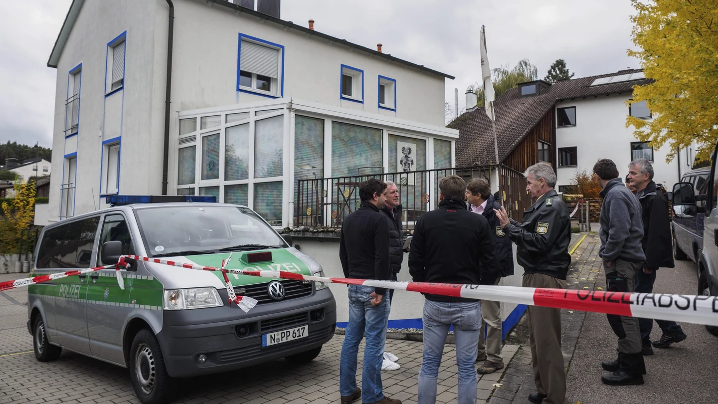 Policías acordonan la vivienda en la que un ultraderechista ha herido a cuatro policías durante un registro policial Policías acordonan la vivienda en la que un ultraderechista ha herido a cuatro policías durante un registro policial