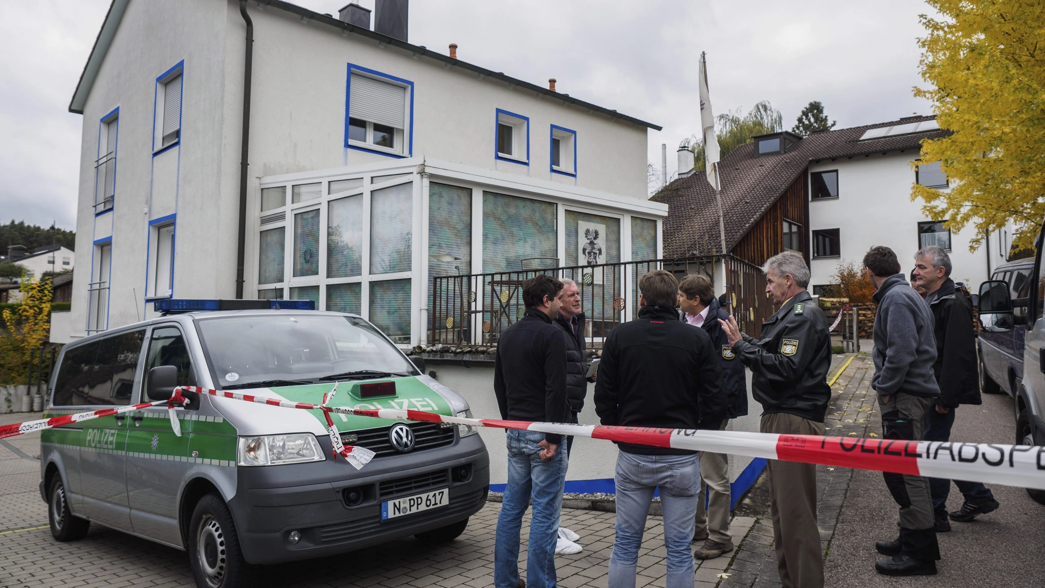 Policías acordonan la vivienda en la que un ultraderechista ha herido a cuatro policías durante un registro policial Policías acordonan la vivienda en la que un ultraderechista ha herido a cuatro policías durante un registro policial