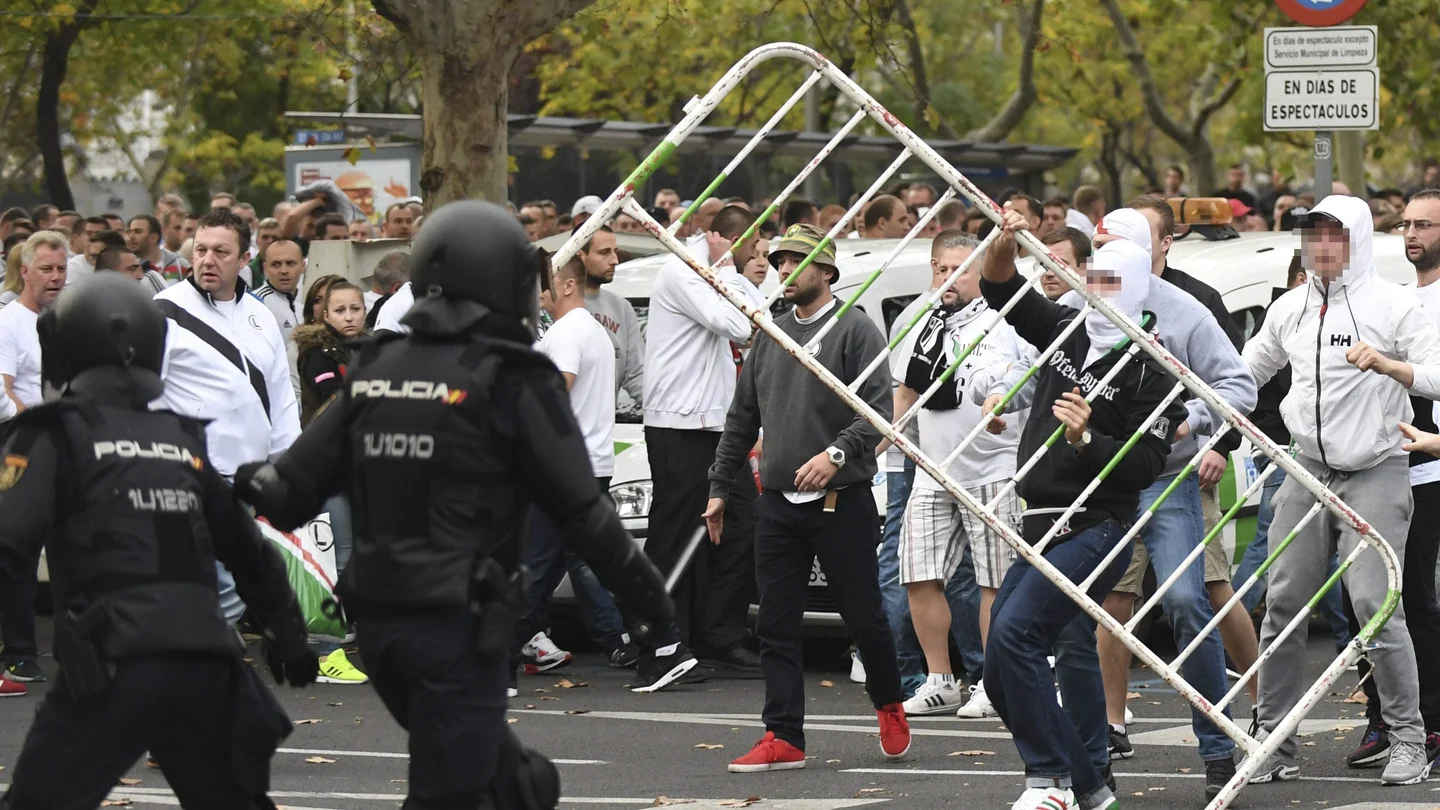 Los aficionados del Legia, antes del partido contra el Real Madrid Los aficionados del Legia, antes del partido contra el Real Madrid