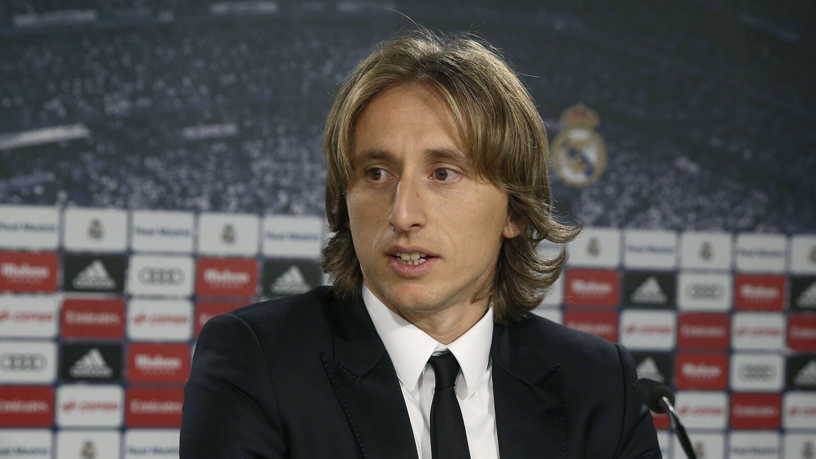 Luka Modric atiende a los medios en el Bernab&eacute;u
