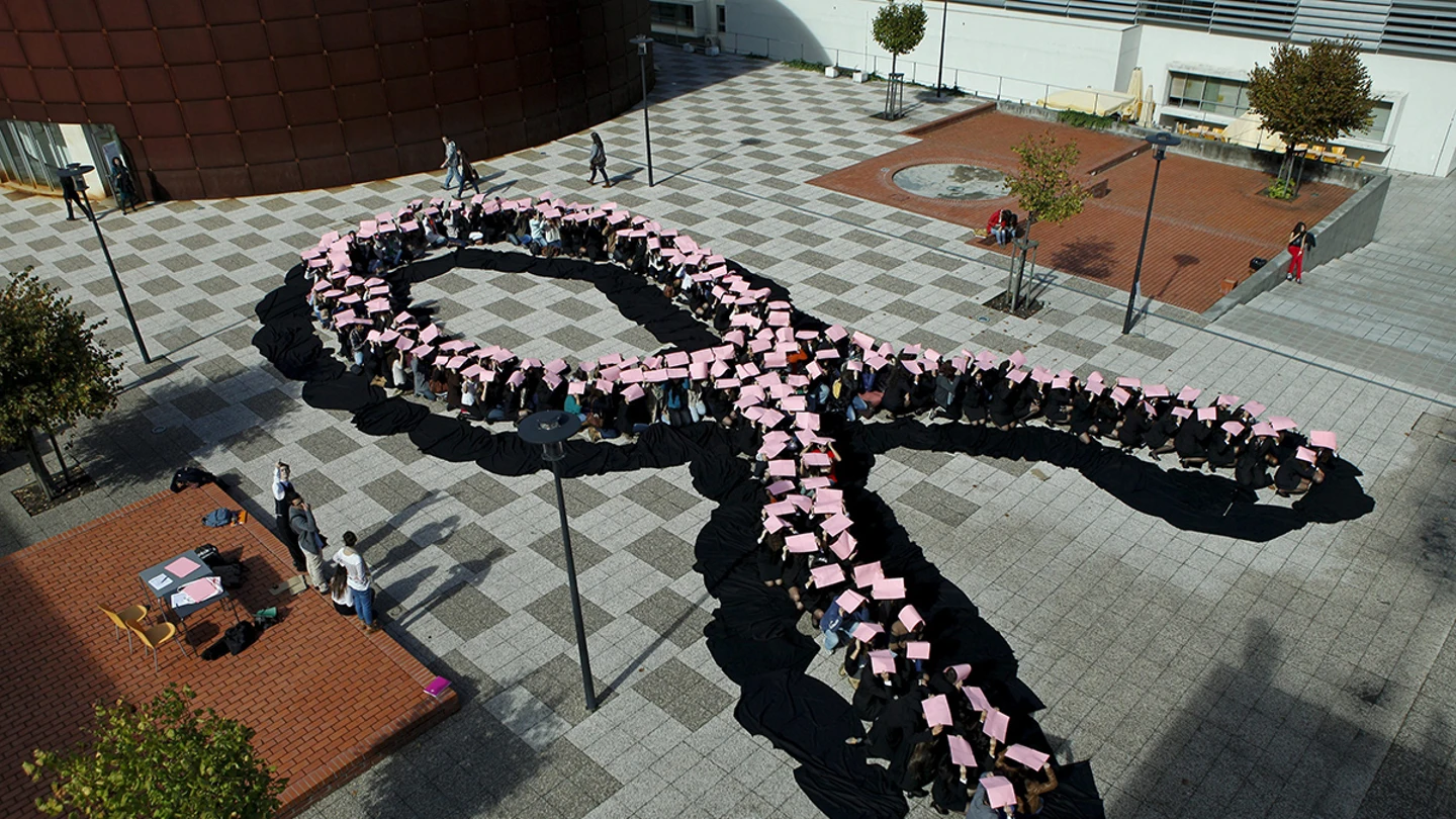 Lazo homenaje en la lucha contra el cáncer de mama Lazo homenaje en la lucha contra el cáncer de mama