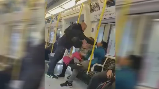 Imagen de la agresión en el Metro de Londres Imagen de la agresión en el Metro de Londres