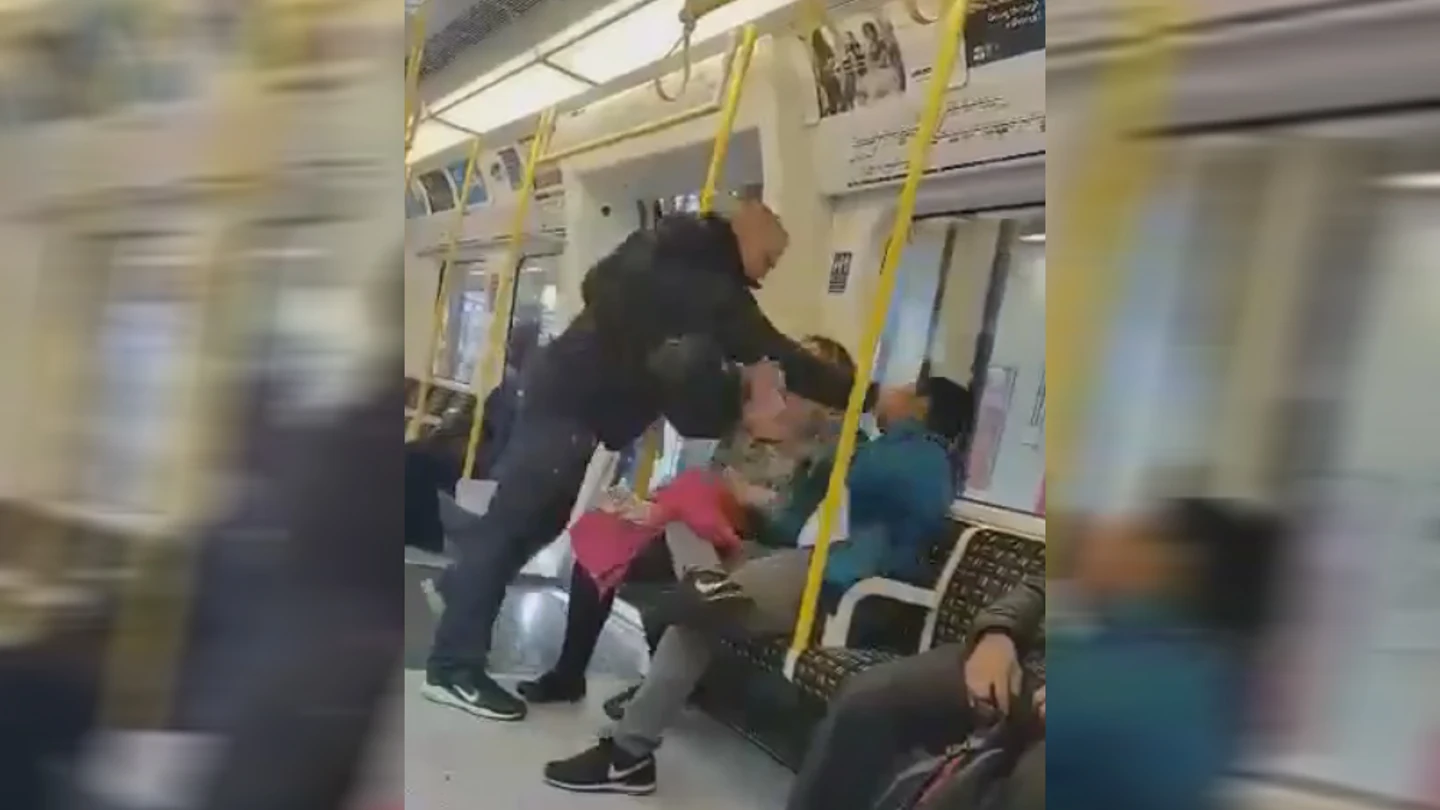 Imagen de la agresión en el Metro de Londres Imagen de la agresión en el Metro de Londres