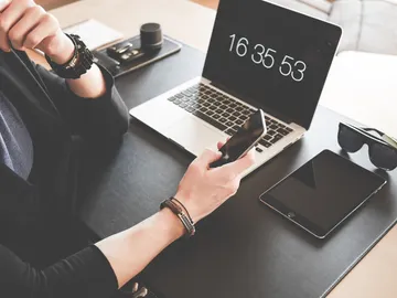Un usuario consulta su teléfono móvil Un usuario consulta su teléfono móvil
