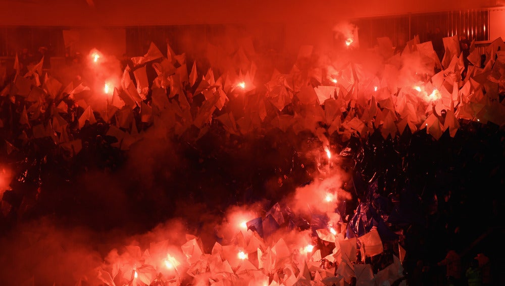 Aficionados del Copenhague encienden bengalas en el King Power Stadium